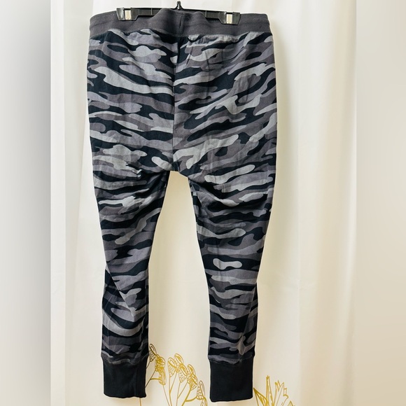 Torrid gray and black camo leggings or jogger sz 2(18/20) - Picture 2 of 5